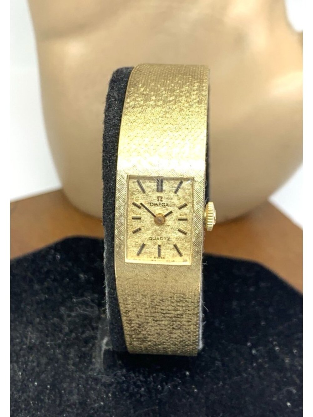 Omega Women's Watch Vintage 1979 14k Yellow Gold Swiss Quartz Textured Dial 14mm